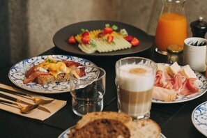 تناول الطعام داخل الغرفة