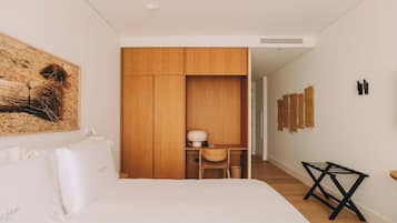 Un dormitorio con cama, escritorio y armario.