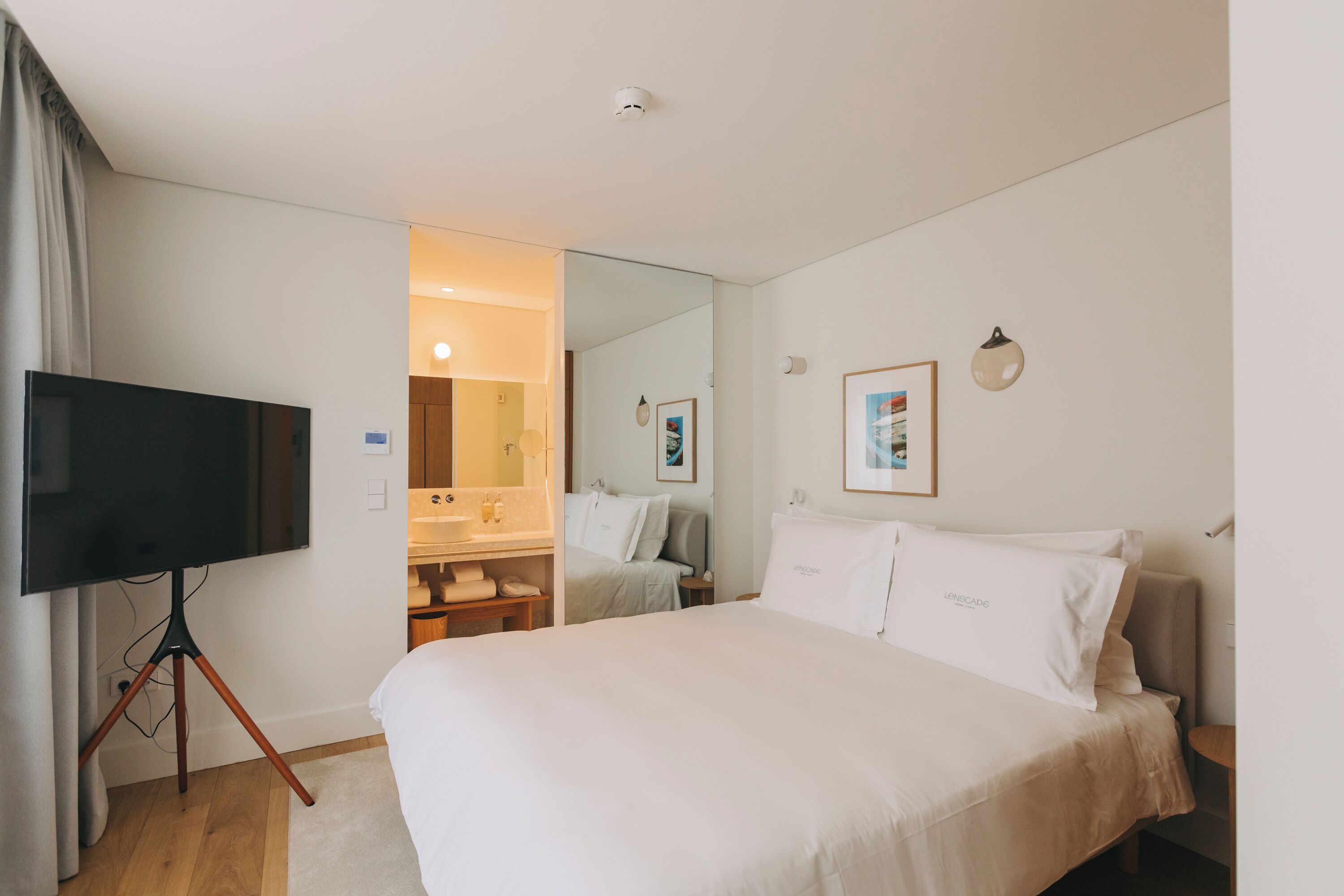 Junior Suite with Garden and Jacuzzi | Minibar, värdeförvaringsskåp på rummet och individuell inredning