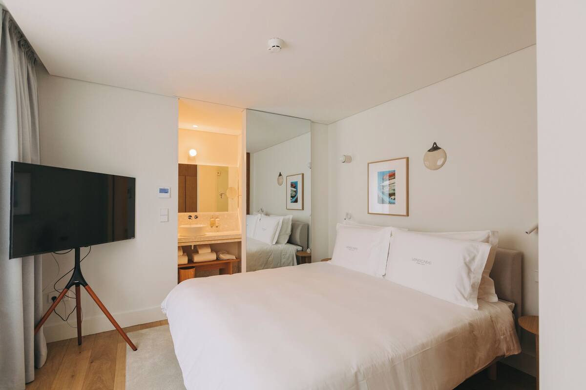 Junior Suite with Garden and Jacuzzi | Minibar, in-room safe, desk, blackout drapes