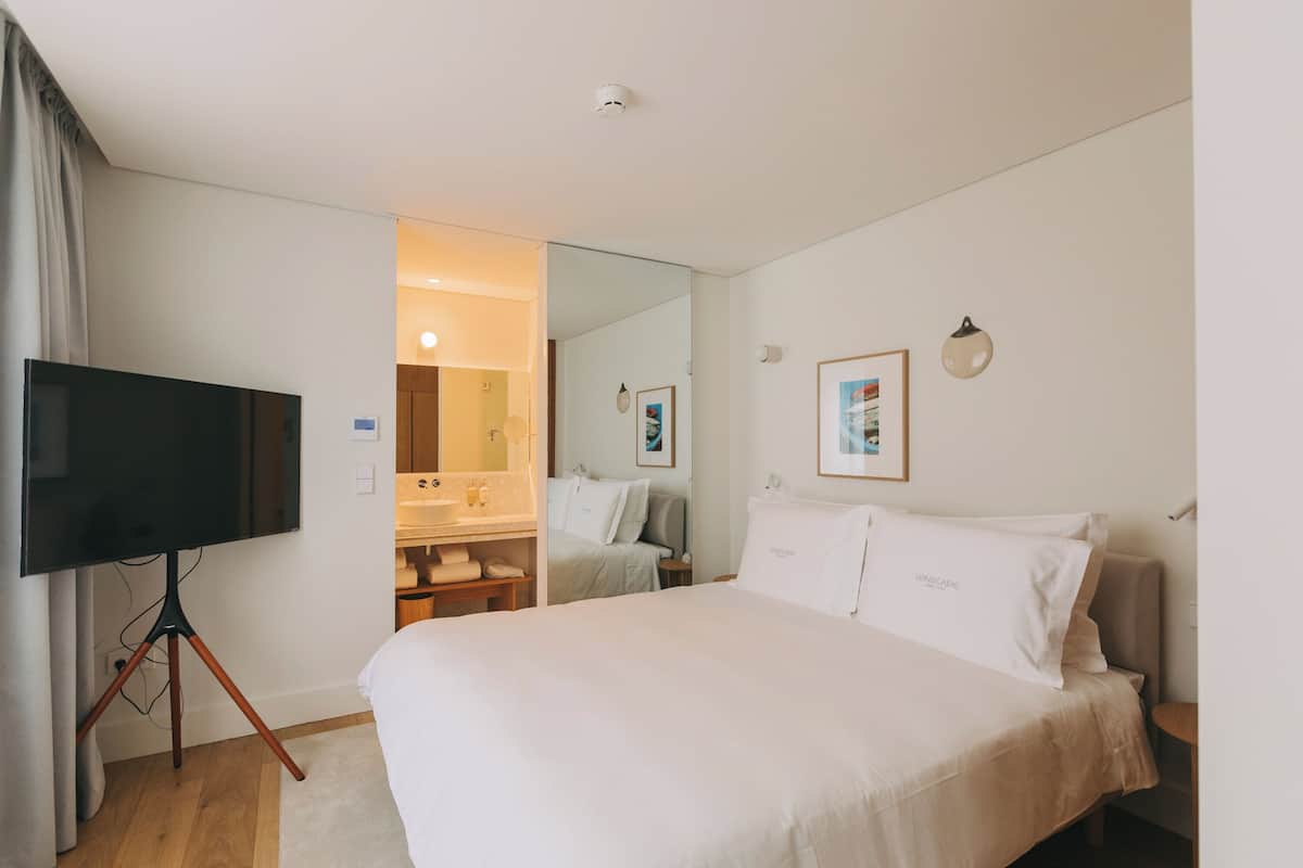 Junior Suite with Garden and Jacuzzi | Minibar, in-room safe, individually decorated, desk
