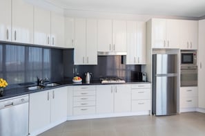 Geladeira, micro-ondas, fogão, cooktop