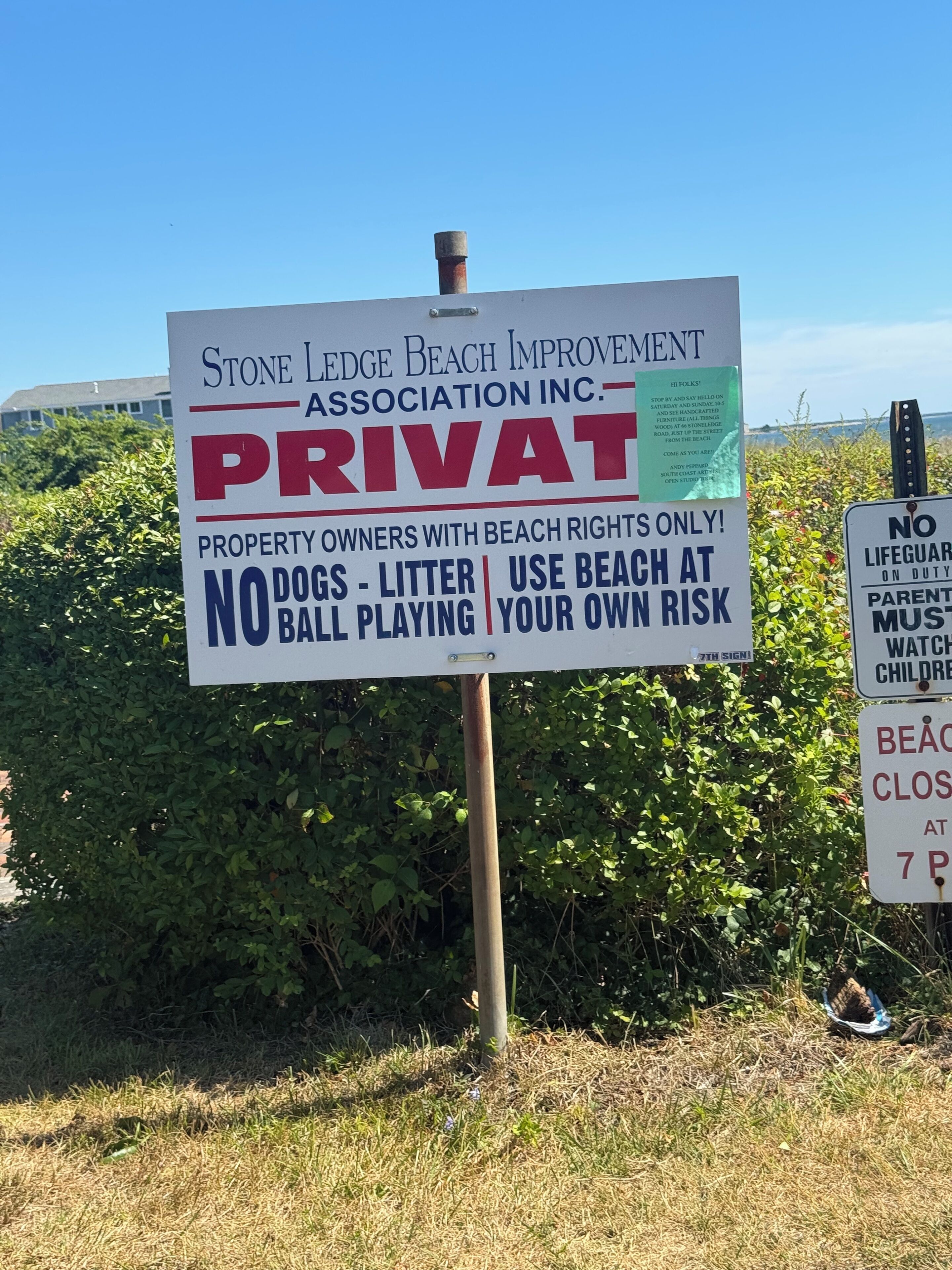 Un panneau indiquant les règles et les restrictions concernant l’utilisation de la plage.