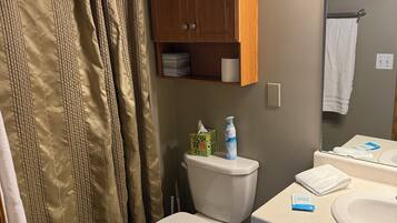 Dusj, hårføner, håndklær og såpe