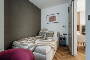 Classic Apartment, Balcony, Courtyard View | Dihias secara berasingan, dilengkapkan perabot secara berasingan, meja