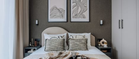 Appartement Classique, balcon, vue cour intérieure | Décoration personnalisée, ameublement personnalisé, bureau
