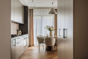 Comfort Apartment, Balcony, Courtyard View | Private kitchenette | Fridge, microwave, oven, stovetop - Electra Apartments - LoftAffair (Kraków)
