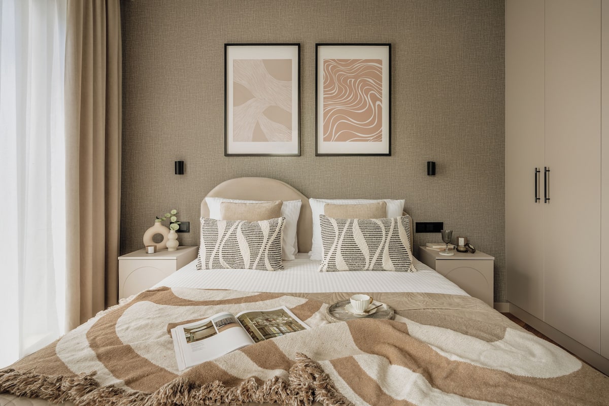 Comfort Apartment, Balcony, Courtyard View | Dihias secara berasingan, dilengkapkan perabot secara berasingan, meja