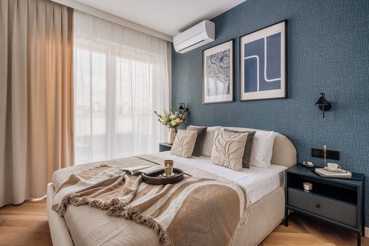 Deluxe Apartment, Balcony, Courtyard View | Dihias secara berasingan, dilengkapkan perabot secara berasingan, meja