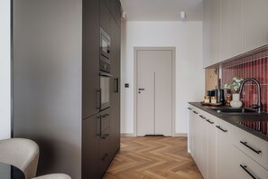 Classic Apartment, Balcony, Courtyard View | Dapur kecil peribadi | Peti sejuk, ketuhar gelombang mikro, ketuhar, dapur