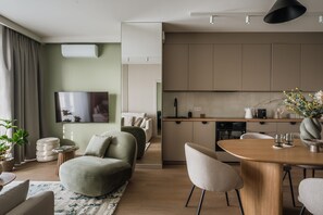 Family Apartment | Living area | Smart TV - Electra Apartments by StayLab (Kraków)