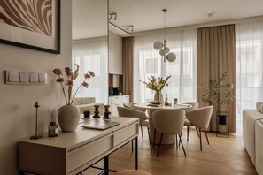 Apartamento Confort | Zona de estar | Una Smart TV