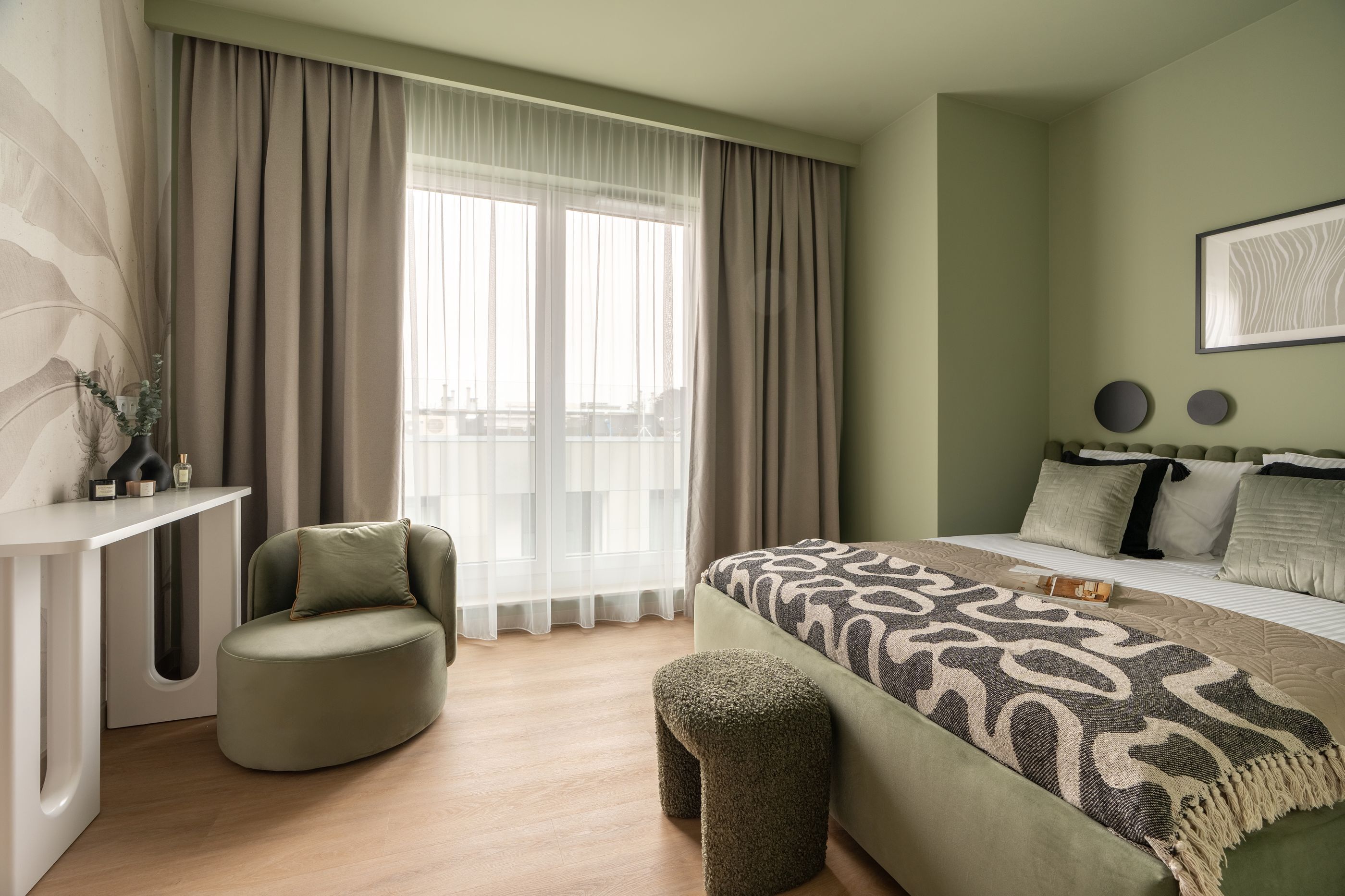 Individually decorated, individually furnished, laptop workspace