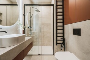 Design-Apartment | Badezimmer | Dusche, Haartrockner, Handtücher, Seife
