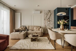 Apartamento clásico | Sala de estar | Una Smart TV
