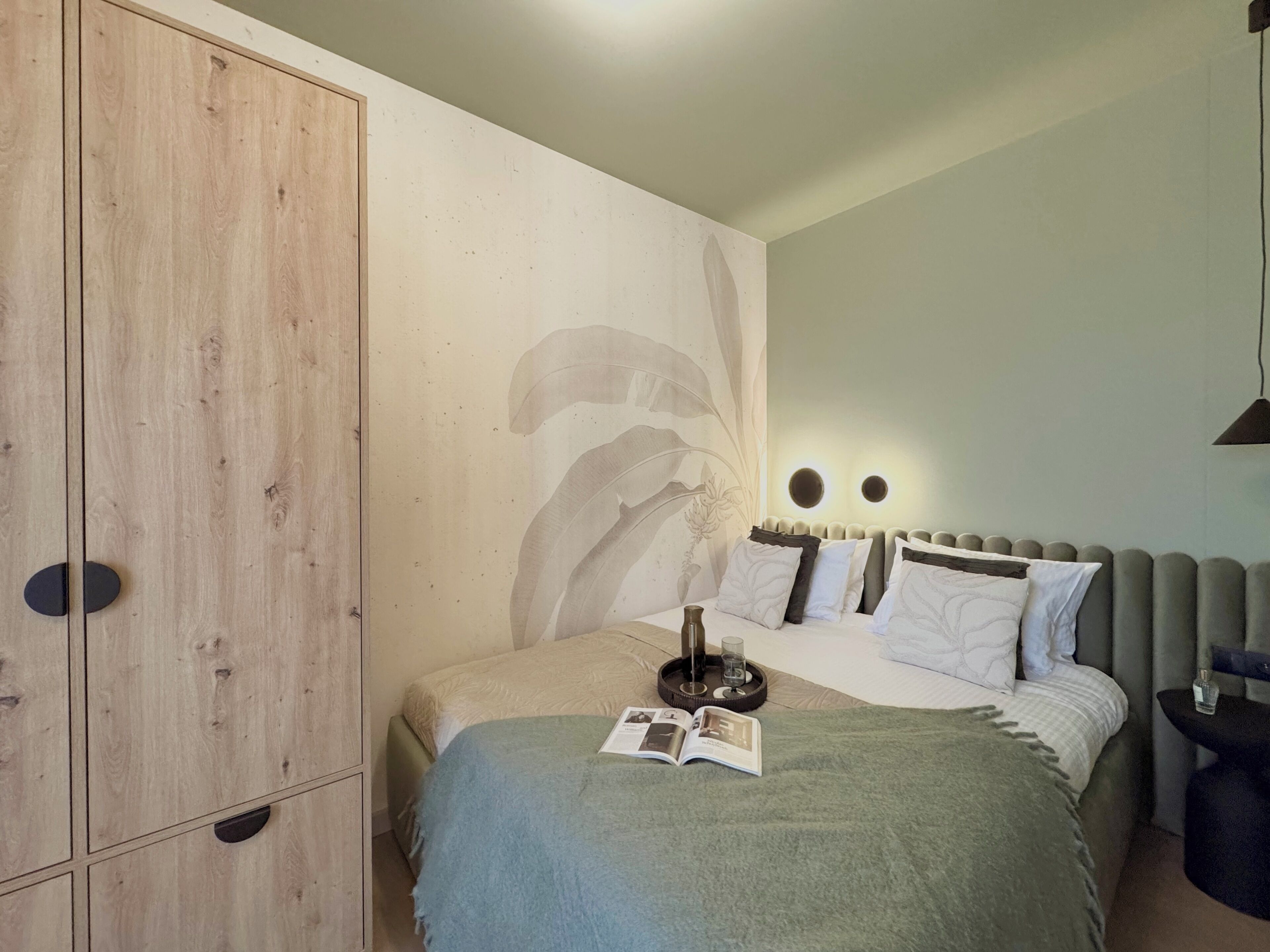 Individually decorated, individually furnished, laptop workspace