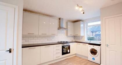 2 Bedroom Minimalist Home From Home With Parking