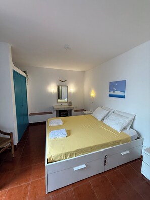 2 bedrooms, iron/ironing board, Internet, bed sheets