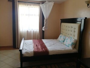 Habitación doble Deluxe, vista al jardín | Wifi gratis y ropa de cama
