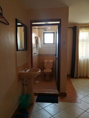 Deluxe-Einzelzimmer, Gartenblick | Badezimmer | Dusche, Hausschuhe, Handtücher, Seife