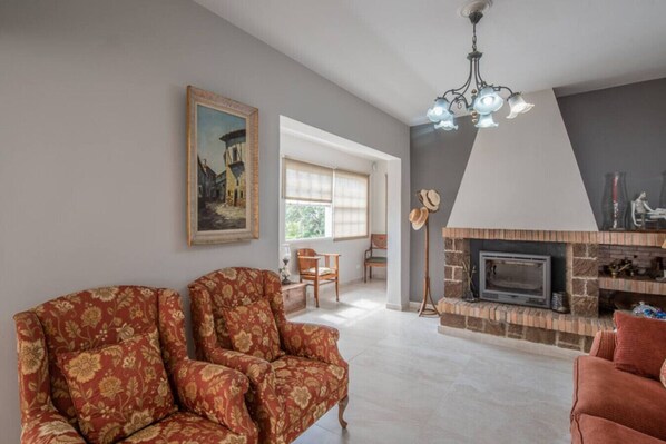 TV, fireplace