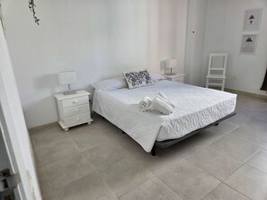 3 bedrooms, desk, iron/ironing board, WiFi