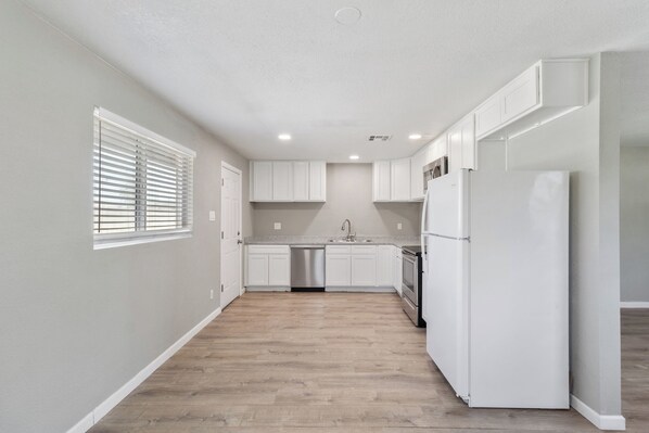 Private kitchen - Spacious 3-bedroom apartment in delightful Phoenix (Phoenix)