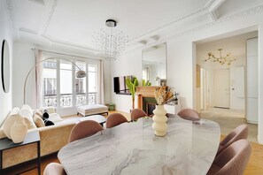 Apartment | Living area - Beautiful Apartment - 2bd/4p - Arc de Triomphe (Paris)