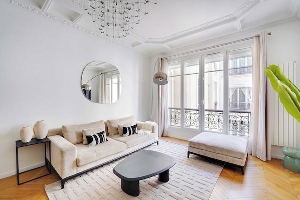 Apartment | Living area - Beautiful Apartment - 2bd/4p - Arc de Triomphe (Paris)