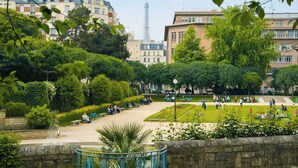 Egy park, ahol padok, egy szökőkút található, és a háttérben az Eiffel-torony látható.
