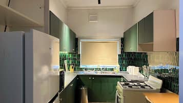 Lò vi sóng, lò nướng bánh mì, dụng cụ vệ sinh, khăn giấy