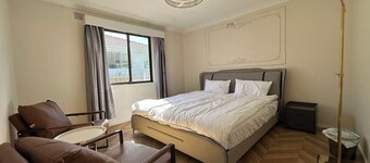 ห้องพักสไตล์โมเดิร์นวินเทจแบบเดี่ยวและเตียงคิงไซส์