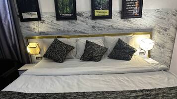 Escritorio, espacio para trabajar con laptop y cortinas blackout