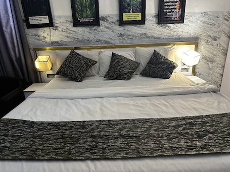 Executive Room | Desk, laptop workspace, blackout drapes