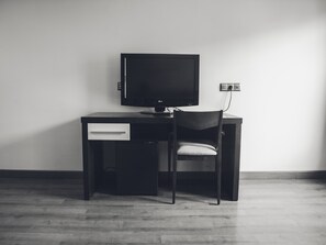 Comfort Single Room, City View | Television