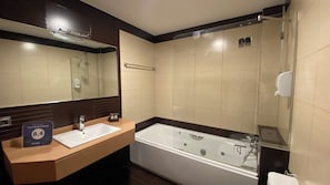 Deluxe Suite, Balcony, City View | Bathroom | Hair dryer, towels, soap, shampoo - Hotel Villa de Andosilla (Andosilla)