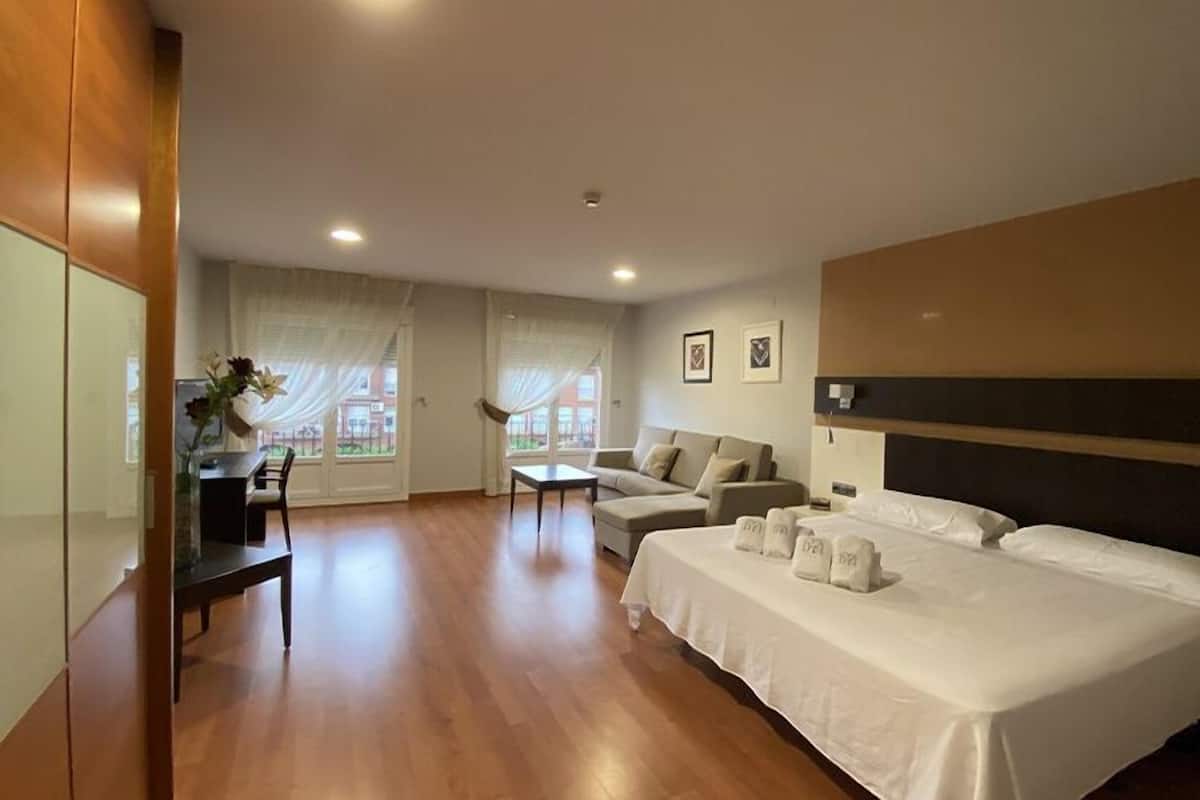 Deluxe-Suite, Balkon, Stadtblick | Hochwertige Bettwaren, Zimmersafe, Schreibtisch