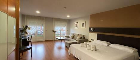 Suite Deluxe, balcón, vista a la ciudad | Ropa de cama de alta calidad y caja de seguridad en la habitación