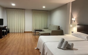 Comfort Double Room, Balcony, City View | Premium bedding, in-room safe, desk, laptop workspace - Hotel Villa de Andosilla (Andosilla)