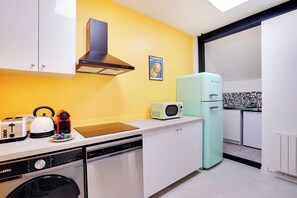 Apartment | Private kitchen | Fridge, microwave, oven, stovetop - Chic and Modern apt - 2br/6p- Place de la Nation (Paris)