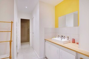 Apartment | Bathroom | Hair dryer, towels, shampoo - Chic and Modern apt - 2br/6p- Place de la Nation (Paris)