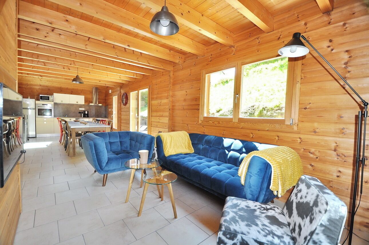 Een televisie en een open haard