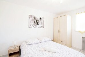 2 chambres, fer et planche à repasser, Wi-Fi, draps fournis