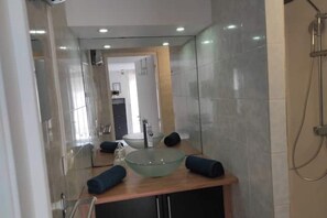 Douche, sèche-cheveux, serviettes fournies, savon