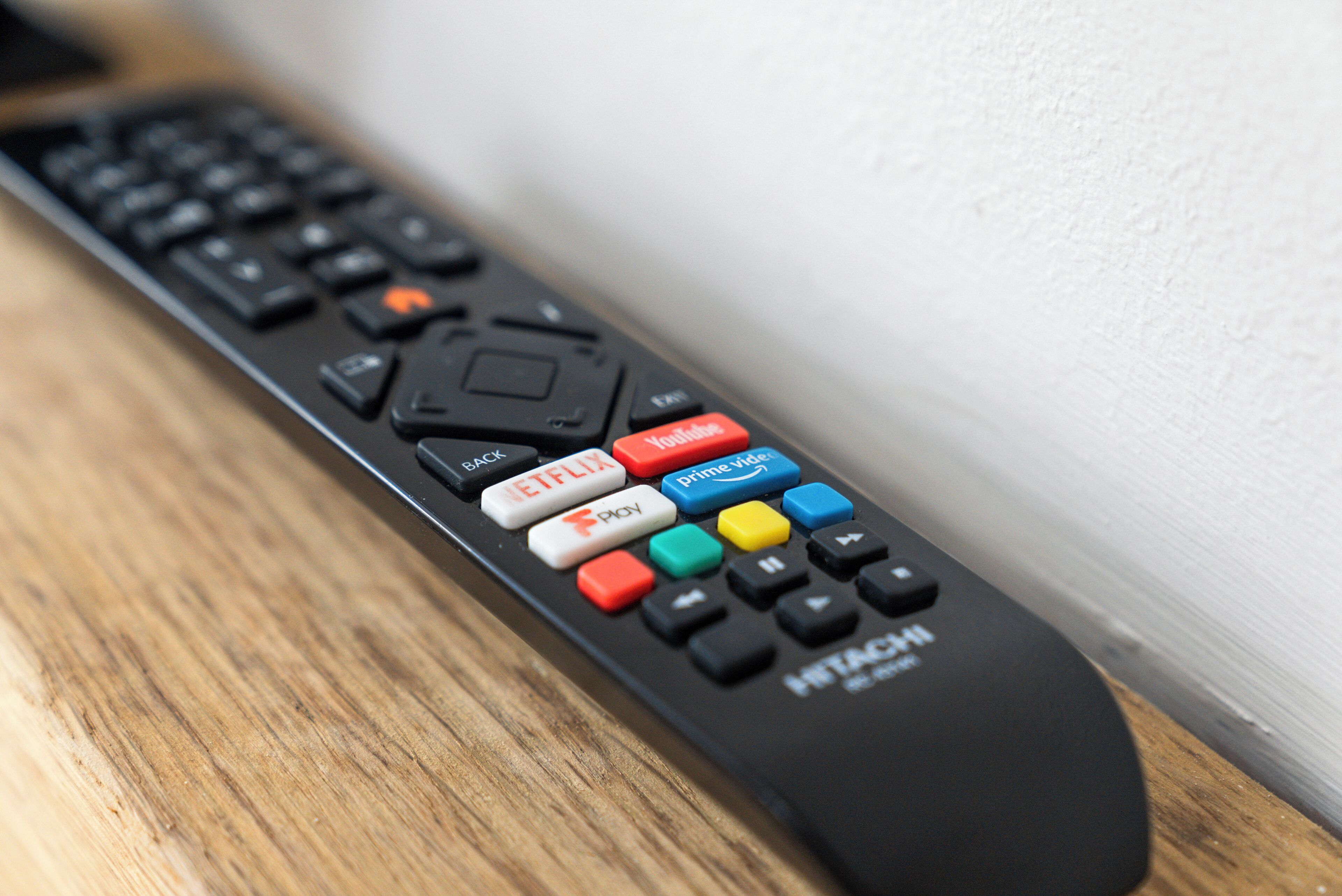 Un control remoto negro con botones etiquetados para Netflix, Prime Video y Hulu.
