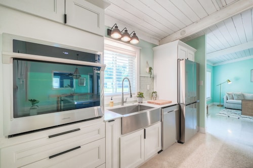 3-bedroom house in welcoming Fort Myers with pool!