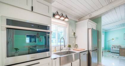 3-bedroom house in welcoming Fort Myers with pool!