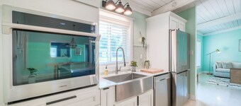 3-bedroom house in welcoming Fort Myers with pool!