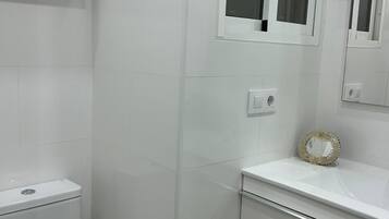 Een haardroger, handdoeken, toiletpapier