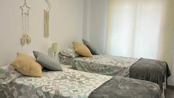 3 slaapkamers, een strijkplank/strijkijzer, gratis wifi, beddengoed